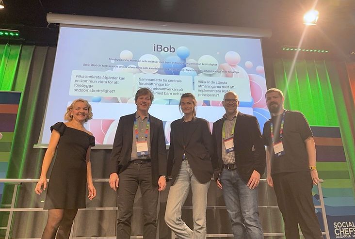 Konkret, Skyddsvärnet och KTH på scenen under Socialchefsdagarna framför en presentation om iBob